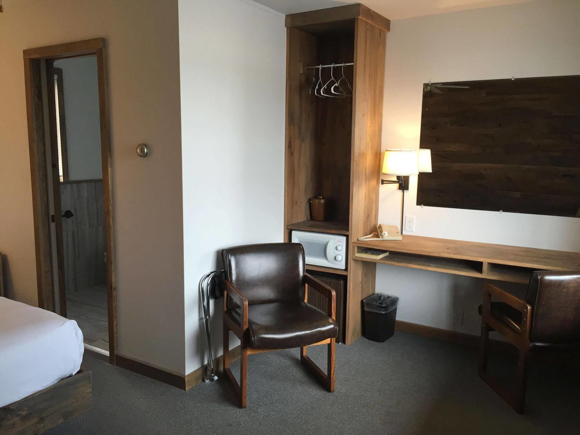 Aqua Aire Inn & Suites Миноккуа Экстерьер фото