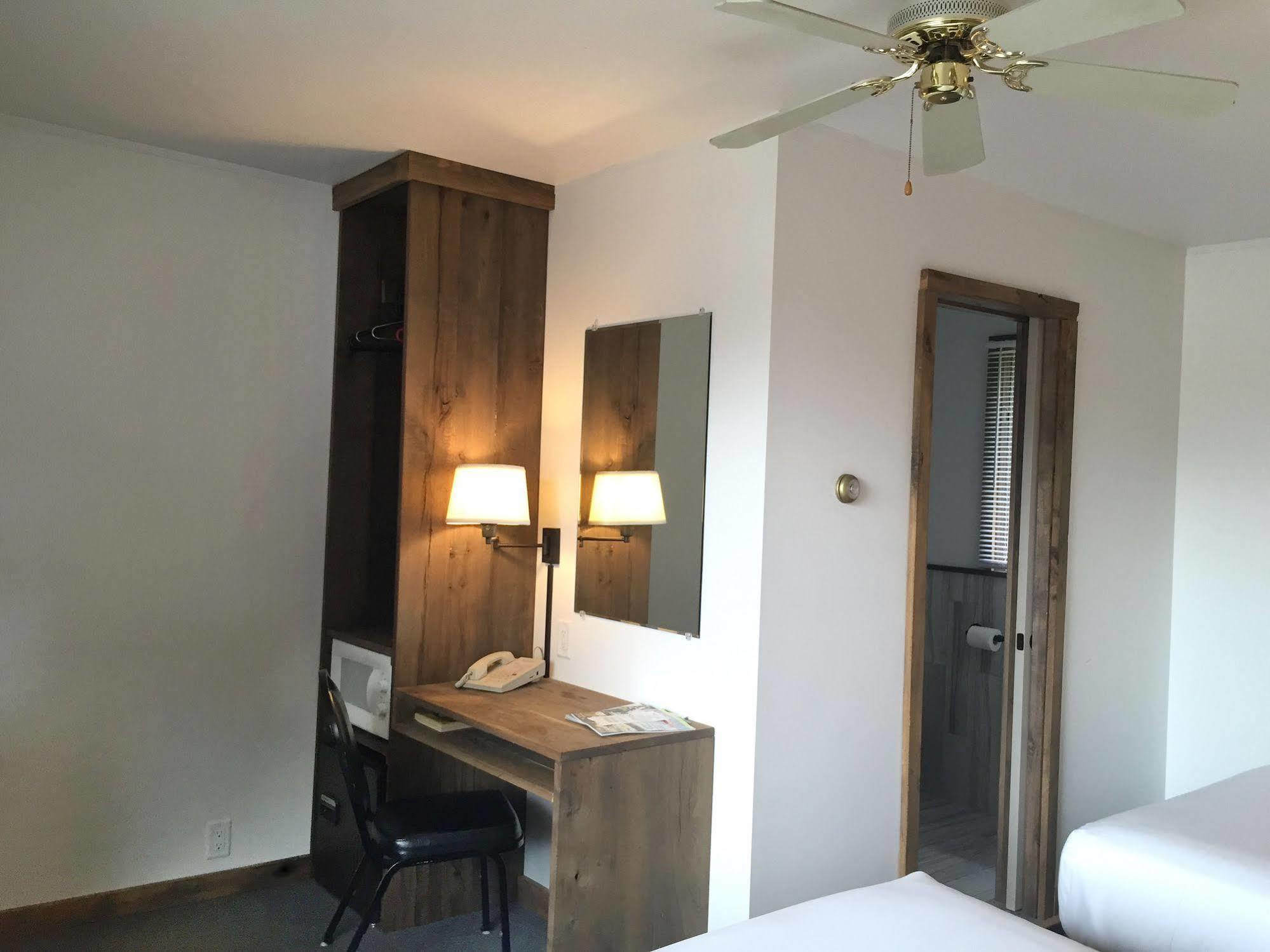 Aqua Aire Inn & Suites Миноккуа Экстерьер фото